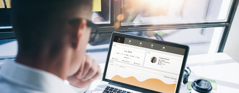 ईकेयर के साथ काम करने वाला एक व्यक्ति