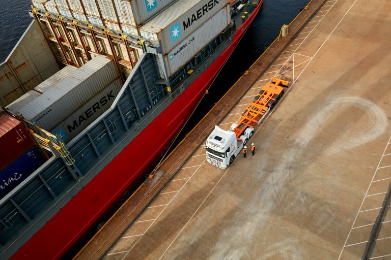 वन उद्योग के लिए सड़क और समुद्री माल